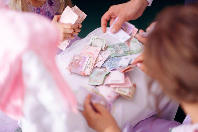Donation à un enfant : l’abattement fiscal en vigueur
