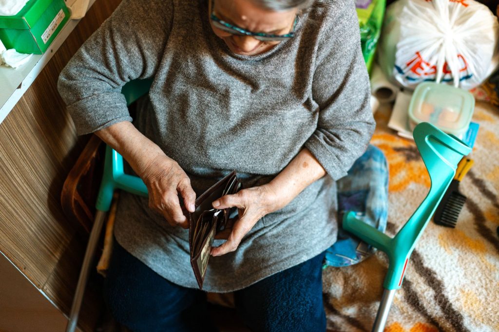 Aide à domicile pour seniors : ce que coûte vraiment l’accompagnement chez vous