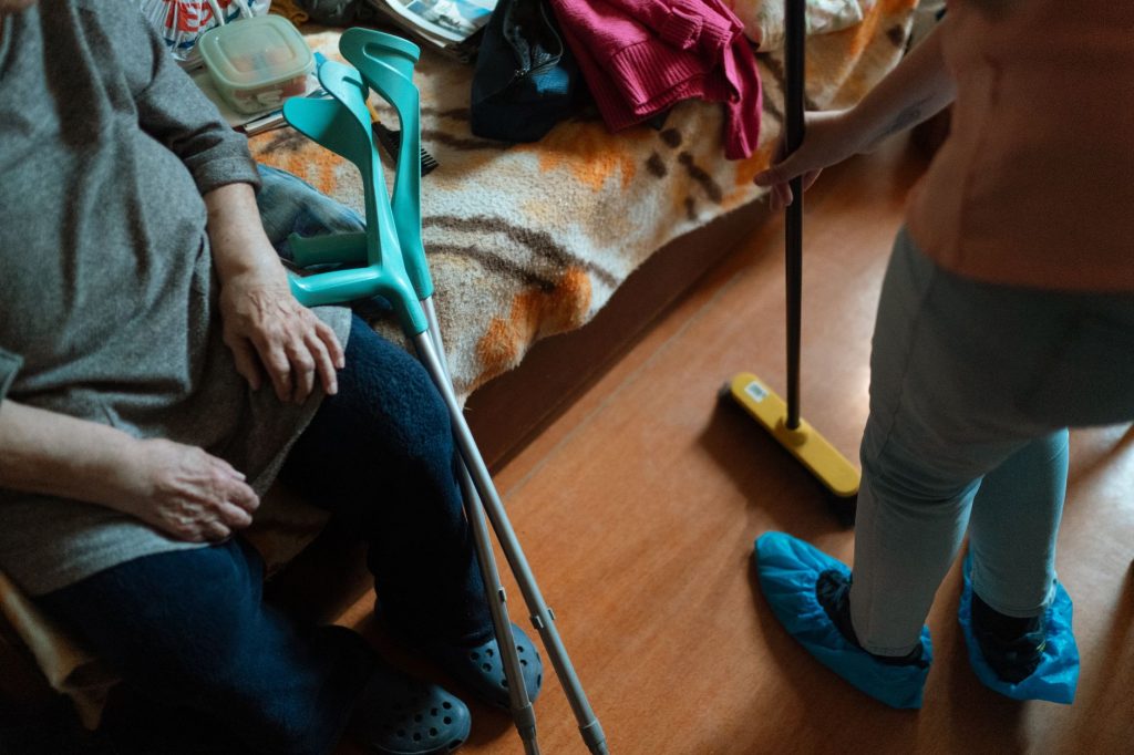 Aide à domicile pour seniors : ce que coûte vraiment l’accompagnement chez vous