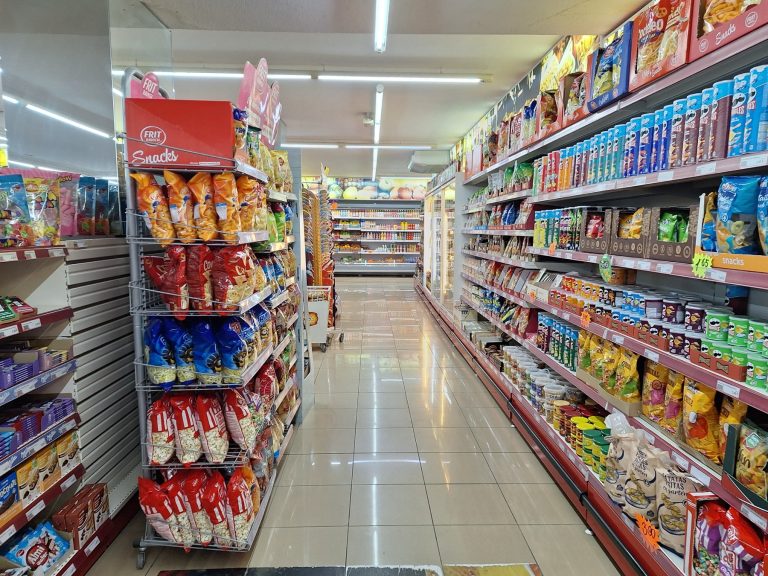 Aliments ultra-transformés : comment les repérer avant de les mettre dans le caddie