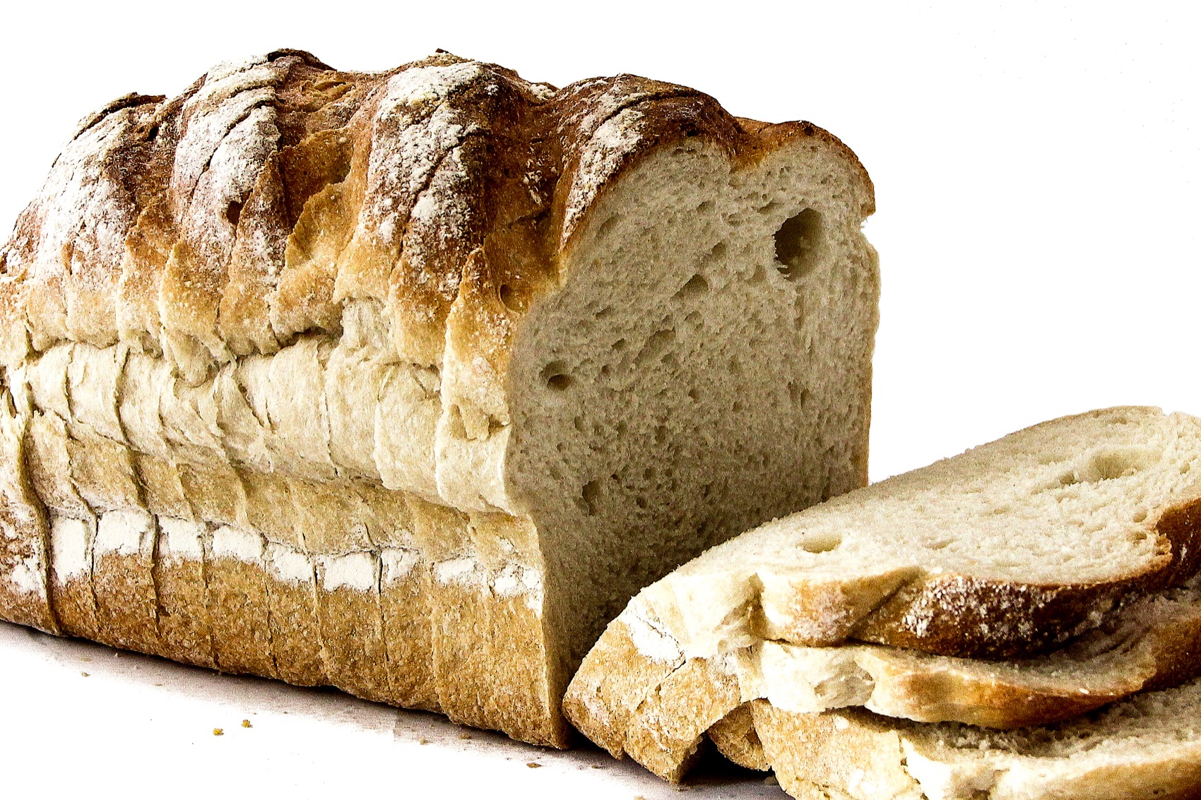pain frais tout juste sorti de boulangerie, sur une planche en bois