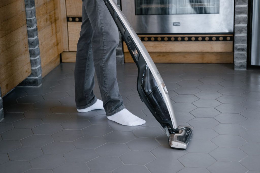 Aspirateur balai ou traîneau : quel choix pour votre logement selon Top-Aspirateur.fr