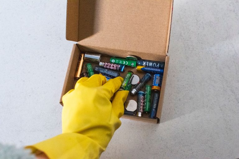 Batterie pour float tube : lithium LiFePO4 ou AGM, que choisir ?