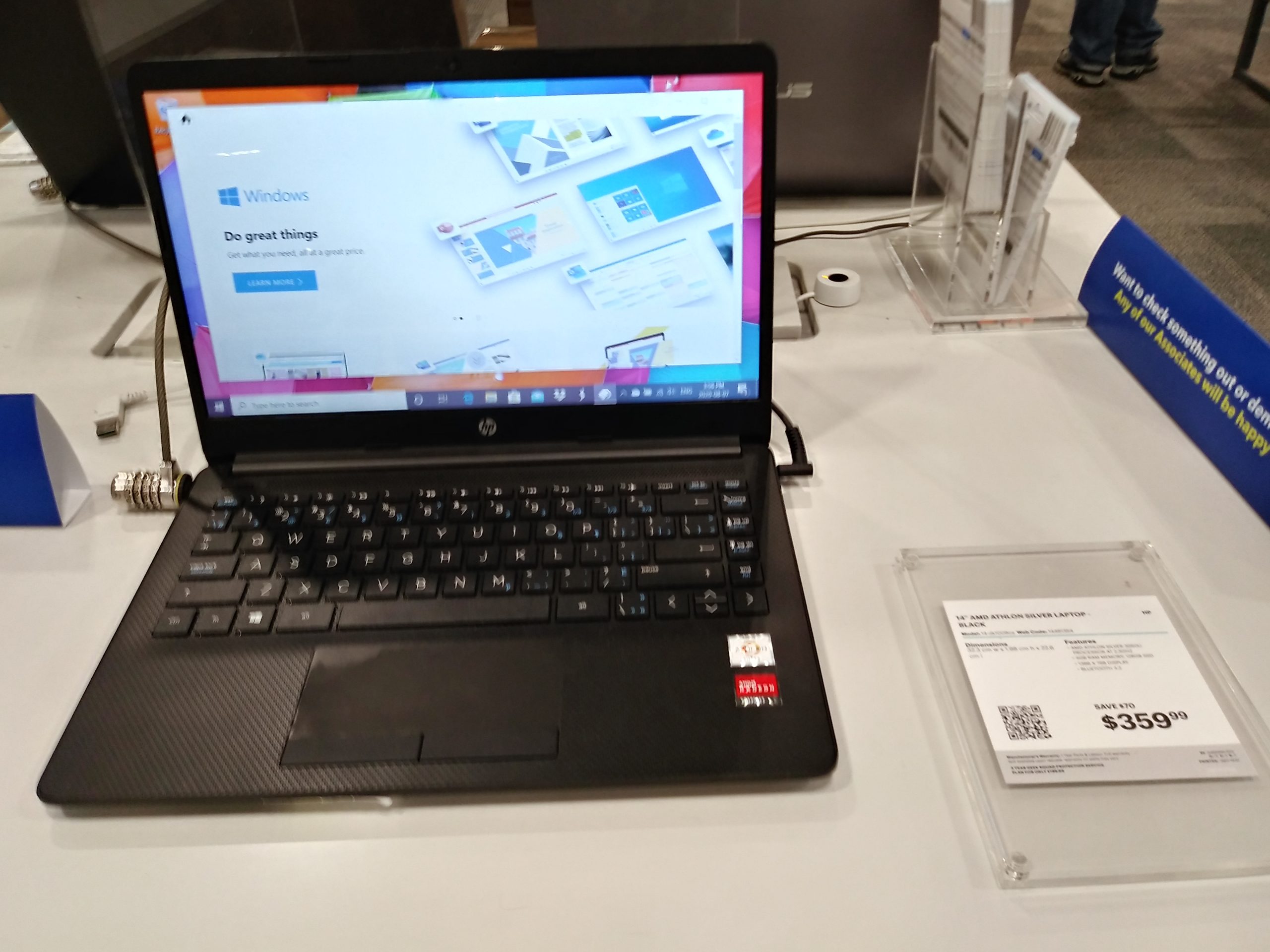 ordinateur portable exposé en rayon dans un magasin d'informatique