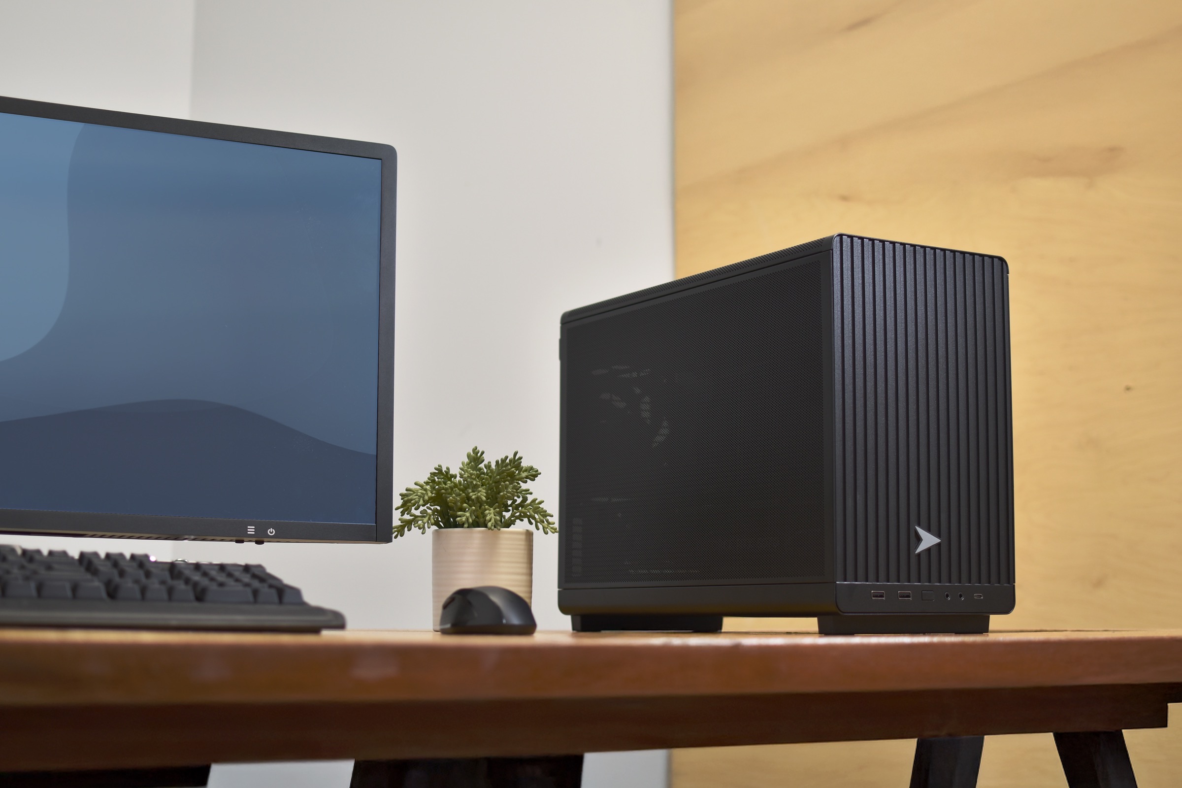 PC de bureau compact et son écran sur un poste de travail actuel