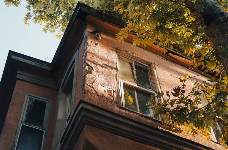 Fissures des maisons à Toulouse : un danger croissant à cause des argiles