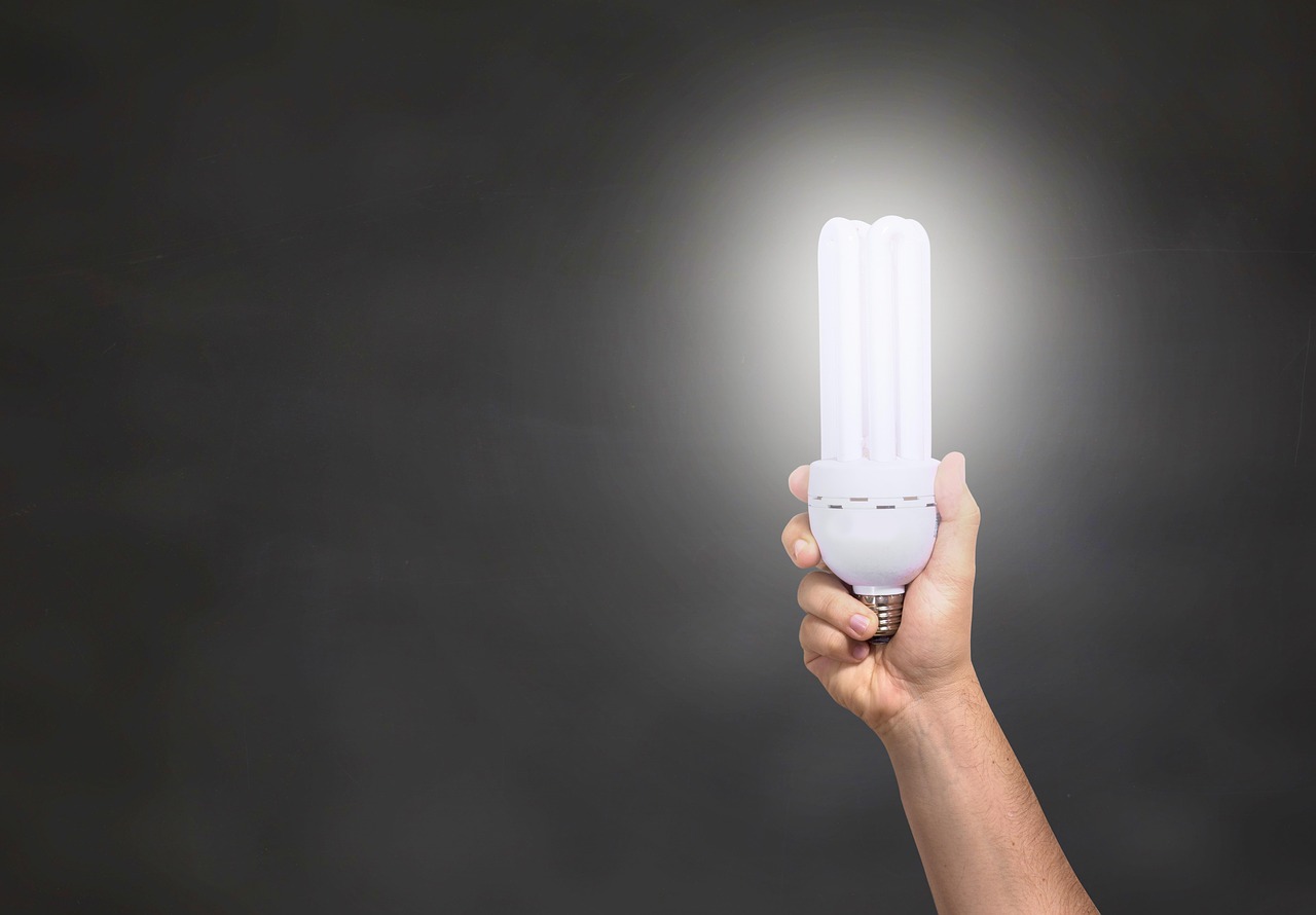 main tenant une ampoule led allumée