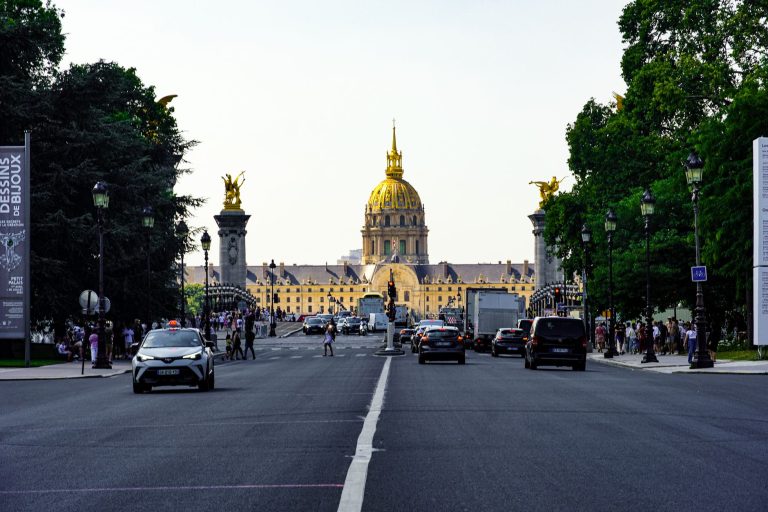 Louer une voiture à l&rsquo;étranger en 2026 : vérifier les assurances et franchises avant signature