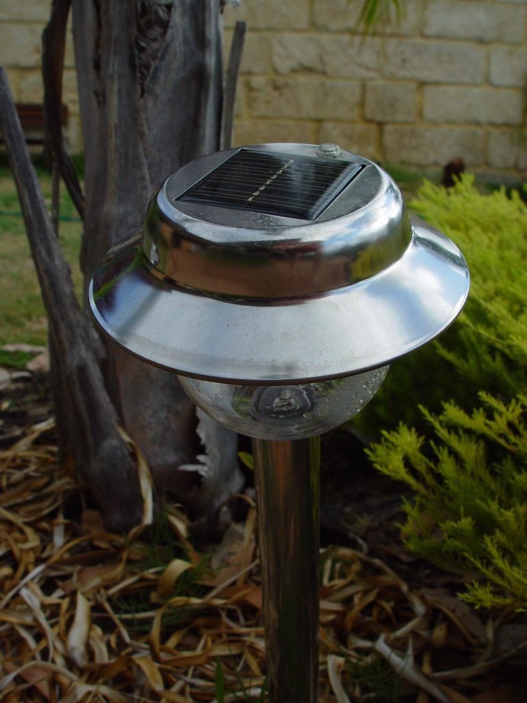 lampe solaire de jardin sur pied avec panneau photovoltaique integre