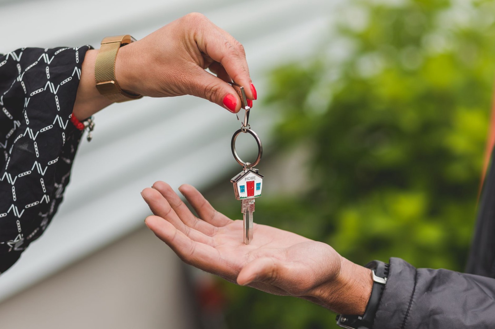 Remise des clés d'une maison en pierre après la signature de la vente