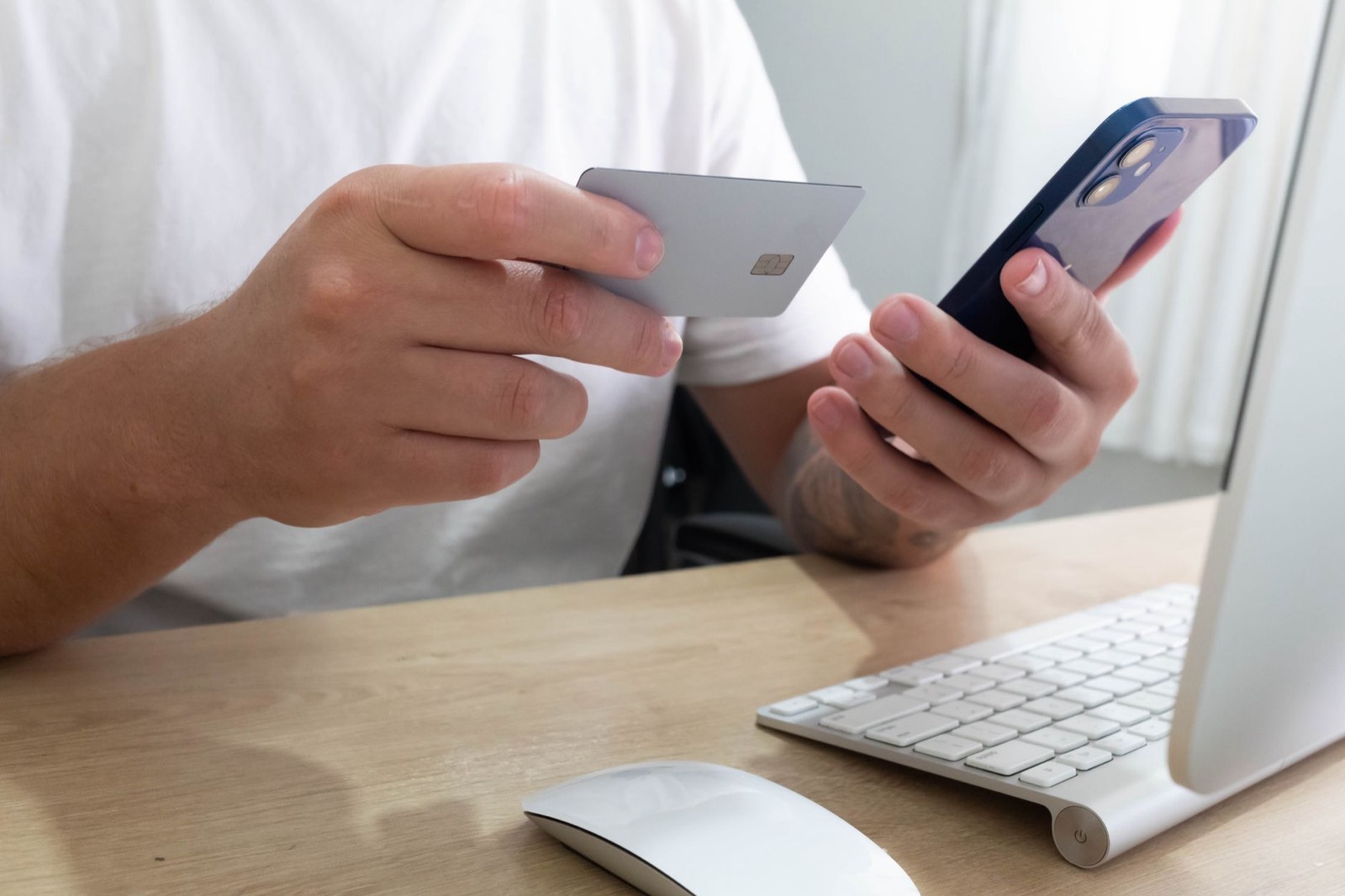 carte bancaire et smartphone affichant un écran d'abonnement d'application