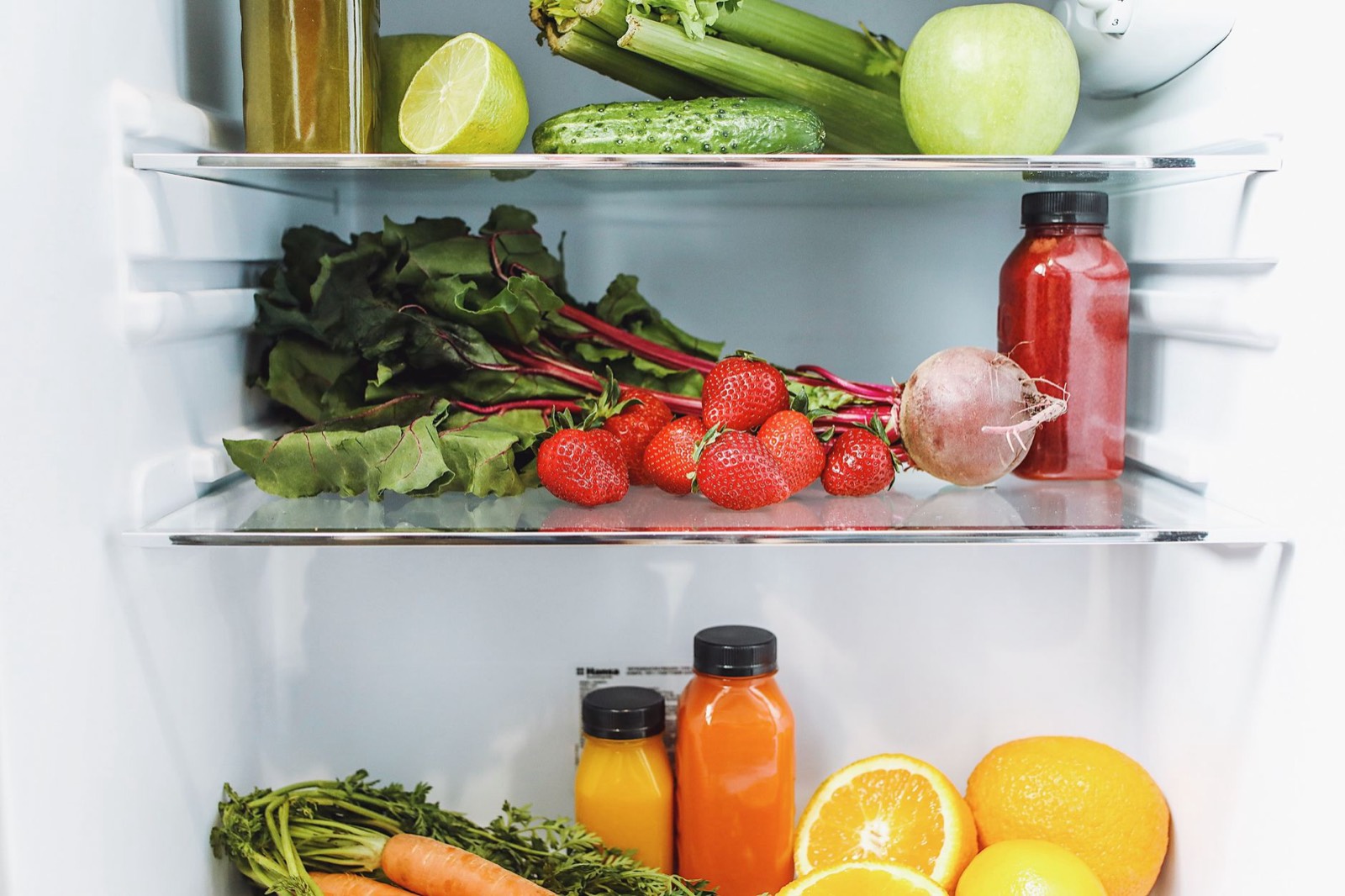 Étagères d'une armoire réfrigérée de restaurant remplie de légumes frais