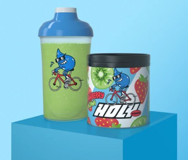 Gourde remplie de boisson verte à côté du pot Holy Hydratation fraise-kiwi