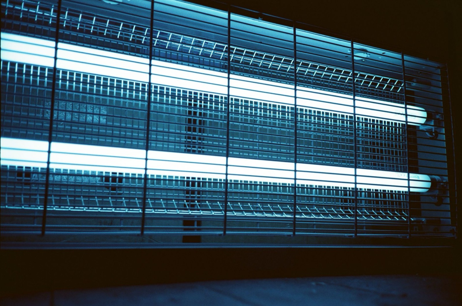 Gros plan sur un tube de lampe UV avant installation