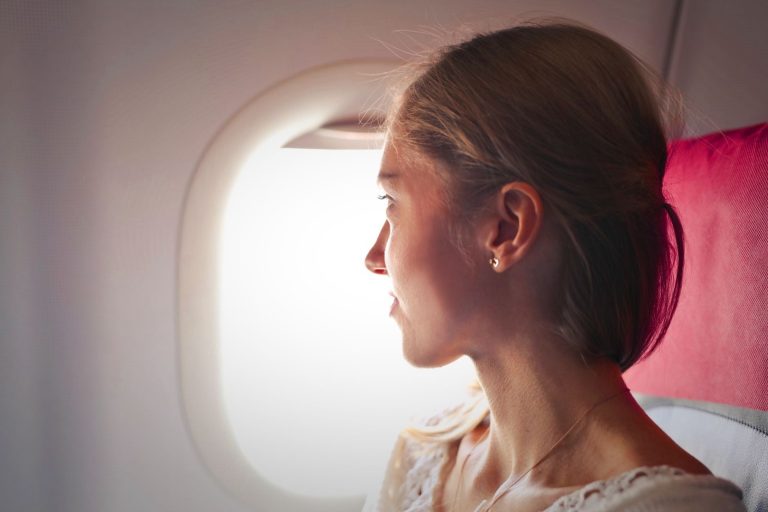Comment protéger ses oreilles en avion : la méthode qui évite la doule