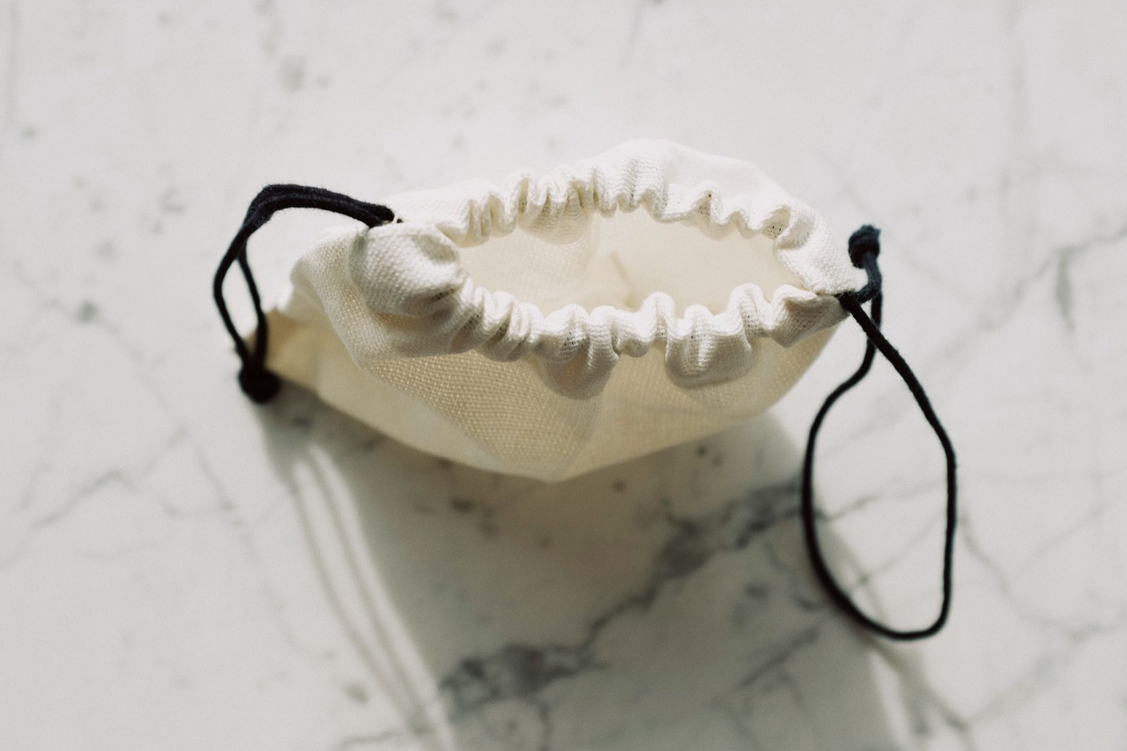 bouchons d'oreilles et chewing-gum préparés dans un sac de voyage