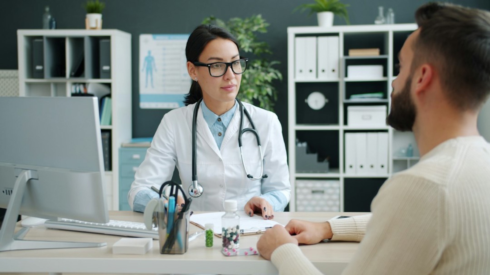 Médecin examinant un patient lors d'une consultation