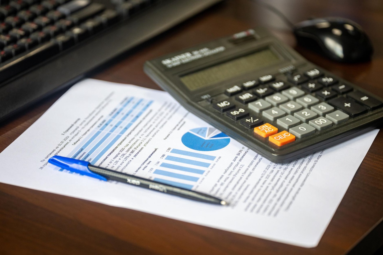 Calculatrice et documents de prêt posés sur un bureau