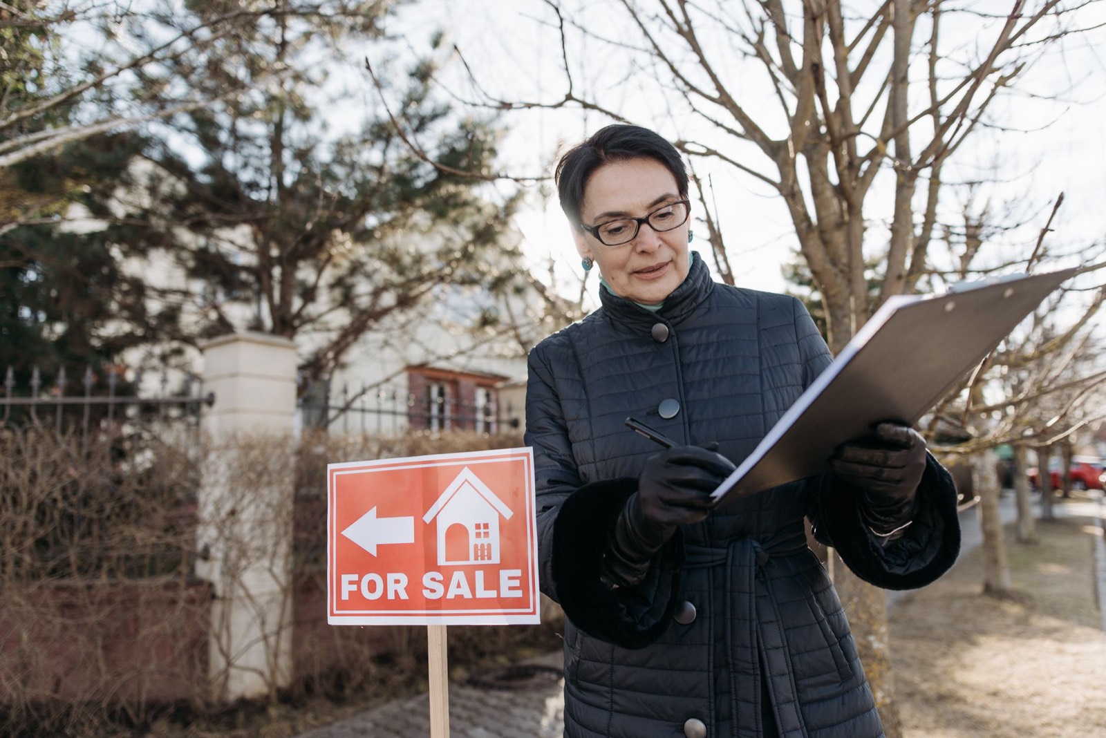 Agent immobilier avec un porte-bloc lors d'une visite de propriété