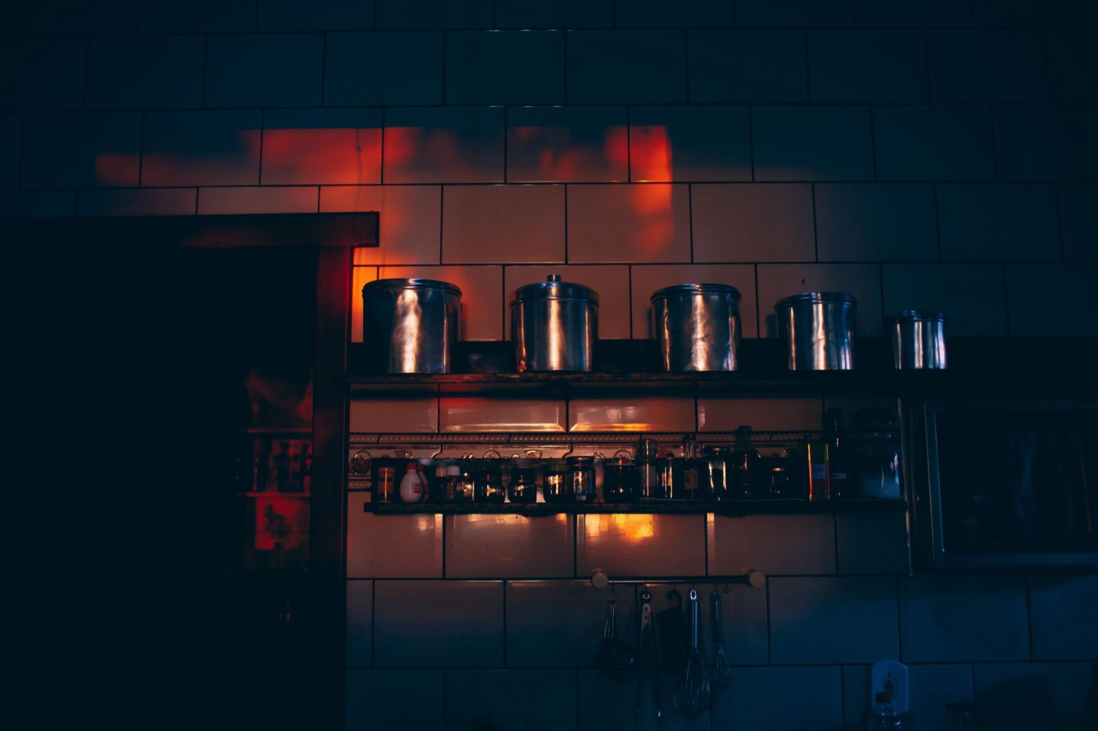 Étagères en acier inoxydable d'une cuisine professionnelle