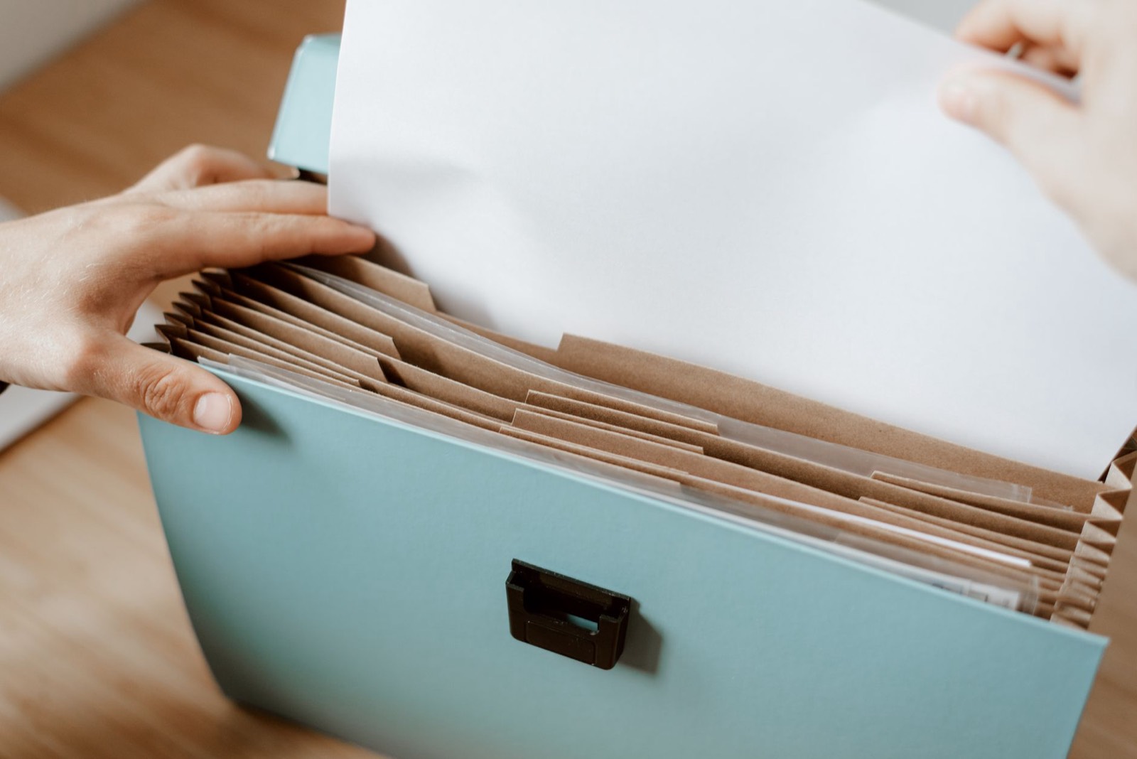Parent remplissant les documents administratifs pour l'inscription d'un enfant à un séjour encadré