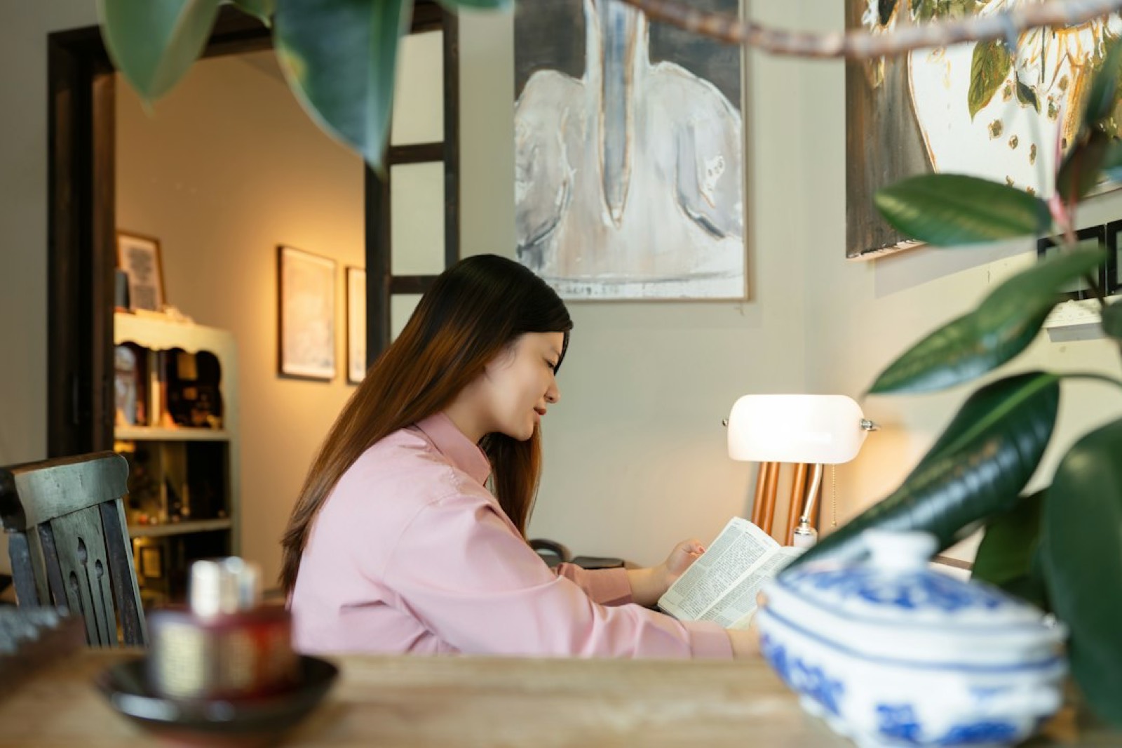 Femme utilisant une lampe de luminothérapie au petit-déjeuner