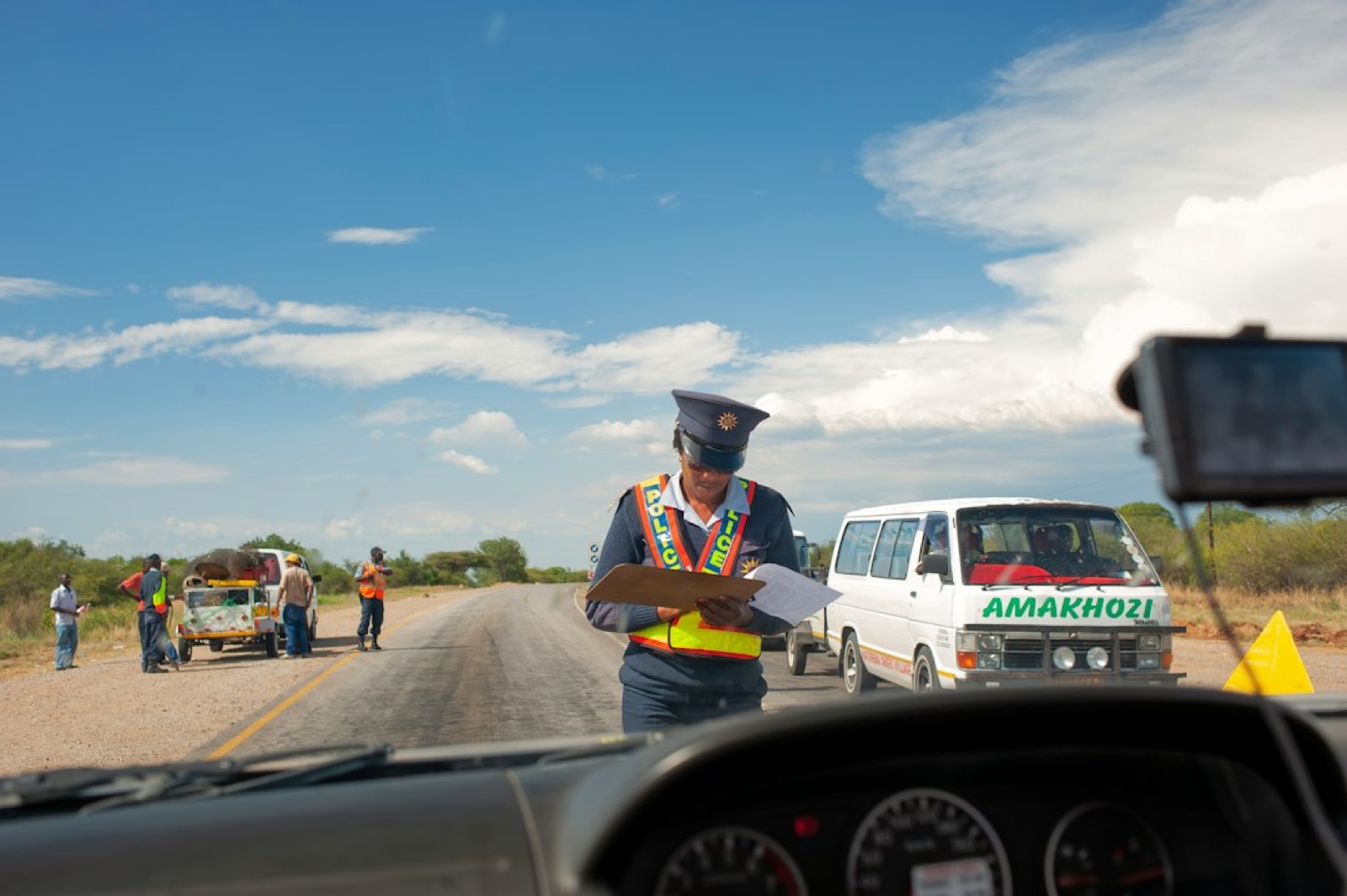 contrôle de police vérifiant les papiers d'un véhicule sur la route