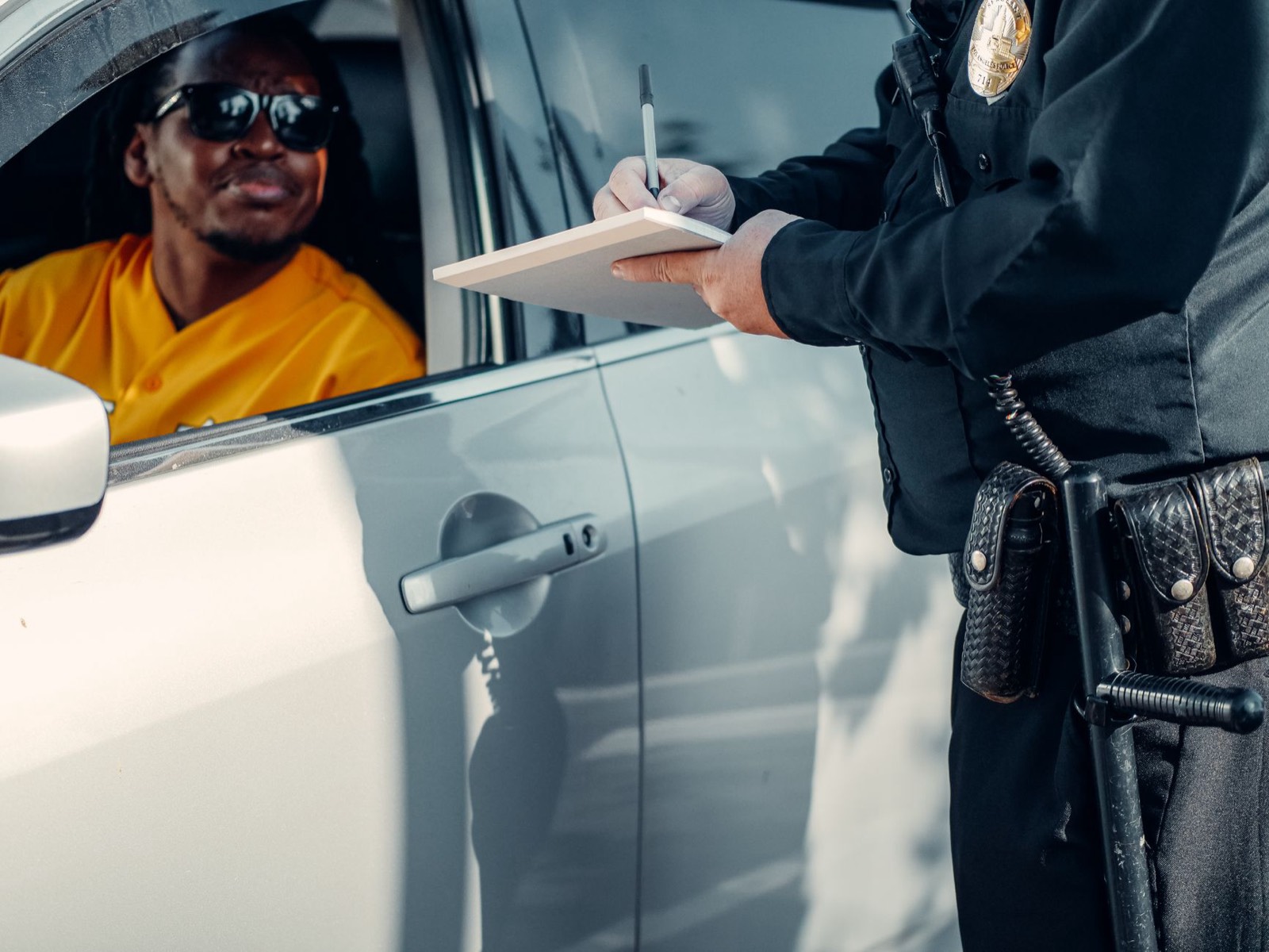 Conducteur relisant ses documents d'assurance auto au bord de la route
