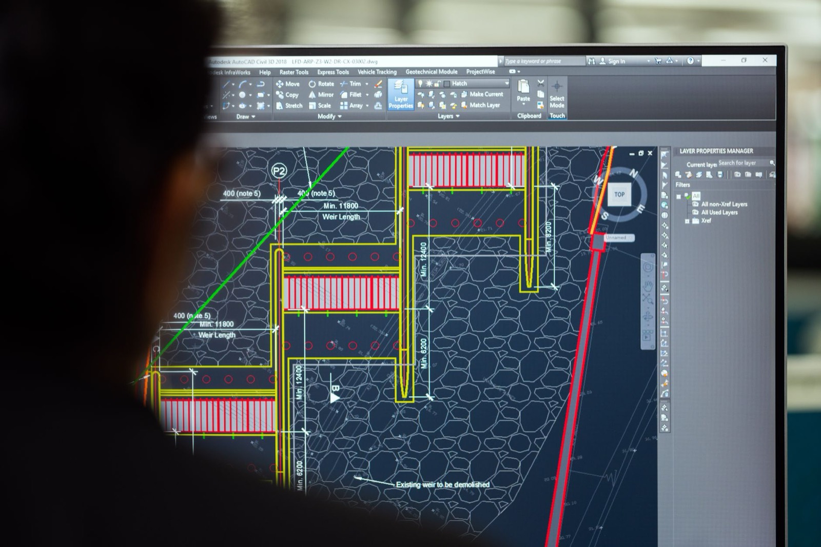 Technicien manipulant un scanner laser 3D sur un chantier intérieur